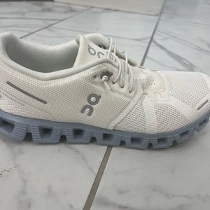 On Cloud like new size 8 shoes